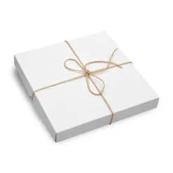 Geschenkbox weiß Größe M 22 x 22 3 cm mit Jutegarn und Karte nach Wahl ==><noscript><img width=