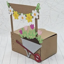 Geschenkbox Wichtelbox Gartenarbeit – Handgemachte Geschenkverpackung mit Wichtel & Schubkarre
