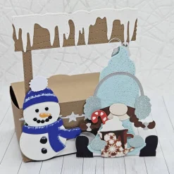 Geschenkbox "Wichteline & Schneemann" Winter | Handgemachte Verpackung mit abnehmbarem Anhänger (Hellblau)