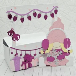 Geschenkbox "Winter-Wichteline in Pink & Rosa" | Handgemachte Verpackung mit abnehmbarem Wichtel-Anhänger & Lichterkette