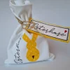 Geschenkesäckchen mit passendem Label für Ostern - OSTERHASE - in gelb mit weißen Pünktchen von he-ART by helen hesse