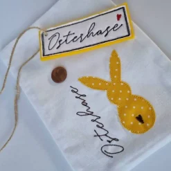 Geschenkesäckchen mit passendem Label für Ostern - OSTERHASE - in gelb mit weißen Pünktchen von he-ART by helen hesse