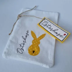 Geschenkesäckchen mit passendem Label für Ostern - OSTERHASE - in gelb mit weißen Pünktchen von he-ART by helen hesse