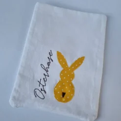 Geschenkesäckchen mit passendem Label für Ostern - OSTERHASE - in gelb mit weißen Pünktchen von he-ART by helen hesse
