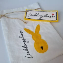 Geschenkesäckchen mit passendem Label für Ostern - LIEBLINGSHASE - in gelb von he-ART by helen hesse