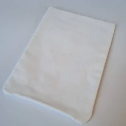 Geschenkesäckchen mit passendem Label für Ostern - OSTERHASE - in weiß mit roten Pünktchen von he-ART by helen hesse