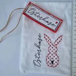 Geschenkesäckchen mit passendem Label für Ostern - OSTERHASE - in weiß mit roten Pünktchen von he-ART by helen hesse