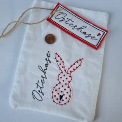 Geschenkesäckchen mit passendem Label für Ostern - OSTERHASE - in weiß mit roten Pünktchen von he-ART by helen hesse