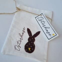 Geschenkesäckchen mit passendem Label für Ostern - OSTERHASE - in braun mit weißen Pünktchen von he-ART by helen hesse