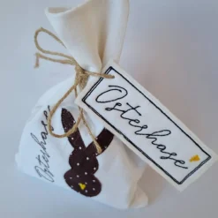Geschenkesäckchen mit passendem Label für Ostern - OSTERHASE - in braun mit weißen Pünktchen von he-ART by helen hesse