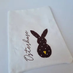 Geschenkesäckchen mit passendem Label für Ostern - OSTERHASE - in braun mit weißen Pünktchen von he-ART by helen hesse