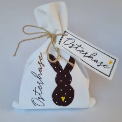 Geschenkesäckchen mit passendem Label für Ostern - OSTERHASE - in braun mit weißen Pünktchen von he-ART by helen hesse