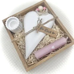 Geschenke-Set mit Holztablett, Kerze, Kerzenhalter und Herzanhänger aus Keramikgips mit Holztablett