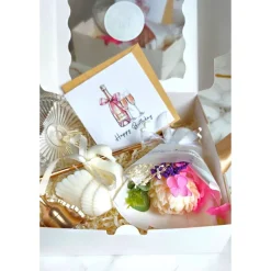 Geschenkkorb mit Kerzen – Schwanenkerze, Blumenbouquet & Kerzenzubehör