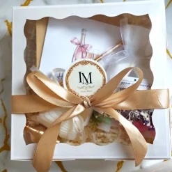 Geschenkkorb mit Kerzen – Schwanenkerze, Blumenbouquet & Kerzenzubehör