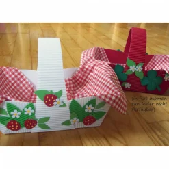 Geschenkkörbchen mit Erdbeeren als Osternest oder Frühlingsdeko/Tischdeko aus Wellpappe, Verpackung für Geschenke