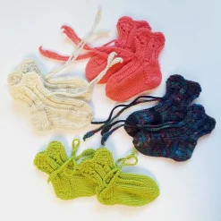 Geschenkschachtel - Oh Baby - mit gestrickten Baby-Söckchen und Glückwunschkarte Krönchen mit Wunschtext