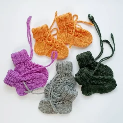 Geschenkschachtel - Oh Baby - mit gestrickten Baby-Söckchen und Glückwunschkarte Krönchen mit Wunschtext
