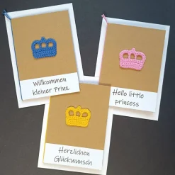 Geschenkschachtel - Oh Baby - mit gestrickten Baby-Söckchen und Glückwunschkarte Krönchen mit Wunschtext