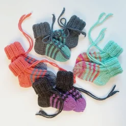 Geschenkschachtel - Willkommen im Leben - mit gestrickten Baby-Söckchen und Glückwunschkarte Krönchen mit Wunschtext