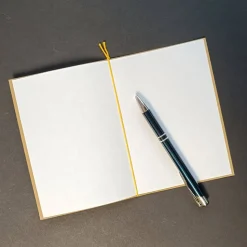 Geschenkschachtel - Willkommen im Leben - mit gestrickten Baby-Söckchen und Glückwunschkarte Krönchen mit Wunschtext