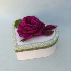 GESCHENKSCHACHTEL, AUFBEWAHRUNG, Holzherz, Filzblüte, Handmade, Geschenk Geburtstag, Muttertag,Schmuckaufbewahrung