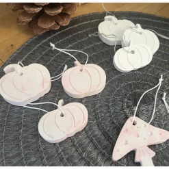 Geschenkset mit Raysin-Anhänger in Naturmotiven. Kleine Geschenke mit großer Wirkung. Blätter Pilze Kürbisse handgemacht