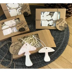 Geschenkset mit Raysin-Anhänger in Naturmotiven. Kleine Geschenke mit großer Wirkung. Blätter Pilze Kürbisse handgemacht