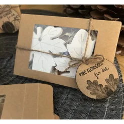 Geschenkset mit Raysin-Anhänger in Naturmotiven. Kleine Geschenke mit großer Wirkung. Blätter Pilze Kürbisse handgemacht