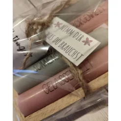 Geschenkset Stabkerzen (kurz) mit Kerzenhalter auf Holzklötzchen