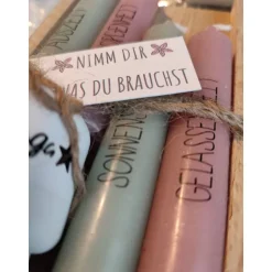 Geschenkset Stabkerzen (kurz) mit Kerzenhalter auf Holzklötzchen