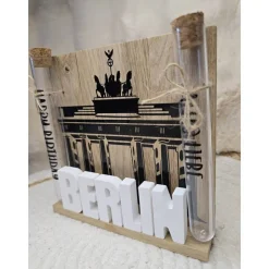 Geschenkset Städtetrip – Personalisierte Stadt aus Raysin mit Geschenk-Röhrchen & Holzrückwand