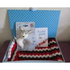 Geschenkset zur Geburt - Babydecke, Babyspielzeug und Karte