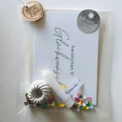 Geschenktütchen „Happy Birthday“ „Herzlichen Glückwunsch“, Betongugl weiß-bunt mit Kerze, Pustekuchen&Karte, 3 cm