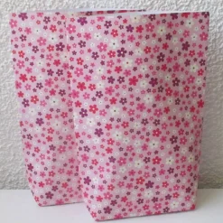 Geschenktüte Bunte Blümchen auf Rosa, 2 Stück Bodenbeutel-Papiertüten aus Geschenkpapier
