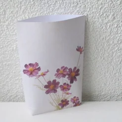Geschenktüte Cosmea, 2 Stück Bodenbeutel-Papiertüten (sortiert) mit Sommerblumen in Lila