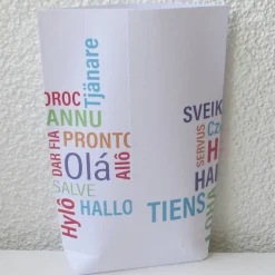 Geschenktüte Hello, Bodenbeutel-Papiertüte aus Geschenkpapier mit Typo in verschiedenen Sprachen
