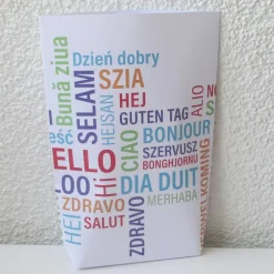 Geschenktüte Hello, Bodenbeutel-Papiertüte aus Geschenkpapier mit Typo in verschiedenen Sprachen