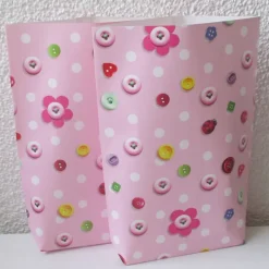 Geschenktüte Knöpfe auf Rosa, 2 Stück Bodenbeutel-Papiertüten aus Geschenkpapier von Little Paper