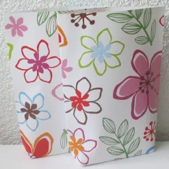 Geschenktüte mit großen, stilisierten Grafikblüten, 2 Stück Bodenbeutel-Papiertüten aus Geschenkpapier von Artebene