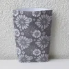 Geschenktüte mit kleinen und großen stilisierten Blüten auf Grau, 2 Stück Bodenbeutel-Papiertüten