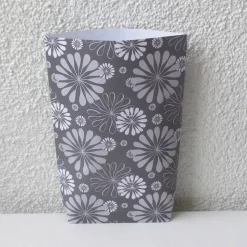 Geschenktüte mit kleinen und großen stilisierten Blüten auf Grau, 2 Stück Bodenbeutel-Papiertüten