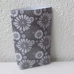Geschenktüte mit kleinen und großen stilisierten Blüten auf Grau, 2 Stück Bodenbeutel-Papiertüten