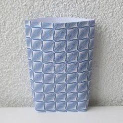 Geschenktüte mit stilisierten weißen Lampions auf Blau, 2 Stück Bodenbeutel-Papiertüten