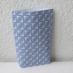 Geschenktüte mit stilisierten weißen Lampions auf Blau, 2 Stück Bodenbeutel-Papiertüten