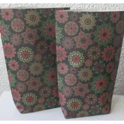 Geschenktüte Schneeflocken und Schneekristalle, 5 Papiertüten Weihnachten, Bodenbeutel mit Kristallen in Grün/Rot