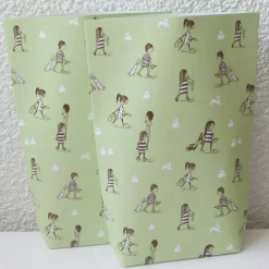 Geschenktüte Spaziergang, Kinder mit Plüschtieren und Spielzeug, 2 Stück Bodenbeutel-Papiertüten aus Geschenkpapier