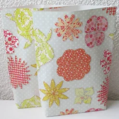 Geschenktüte Stitch, gestickte Blüten, 2 Stück Bodenbeutel-Papiertüten aus Geschenkpapier von Roger la Borde