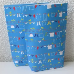 Geschenktüte Wäscheleine, Kleidung mit Wäscheklammern auf Leine, 2 Stück Bodenbeutel-Papiertüten aus Geschenkpapier