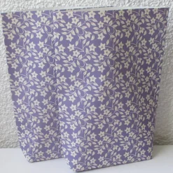 Geschenktüten Blümchen auf Lila, 2 Stück geblümte Bodenbeutel-Papiertüten, Bodenbreite variabel